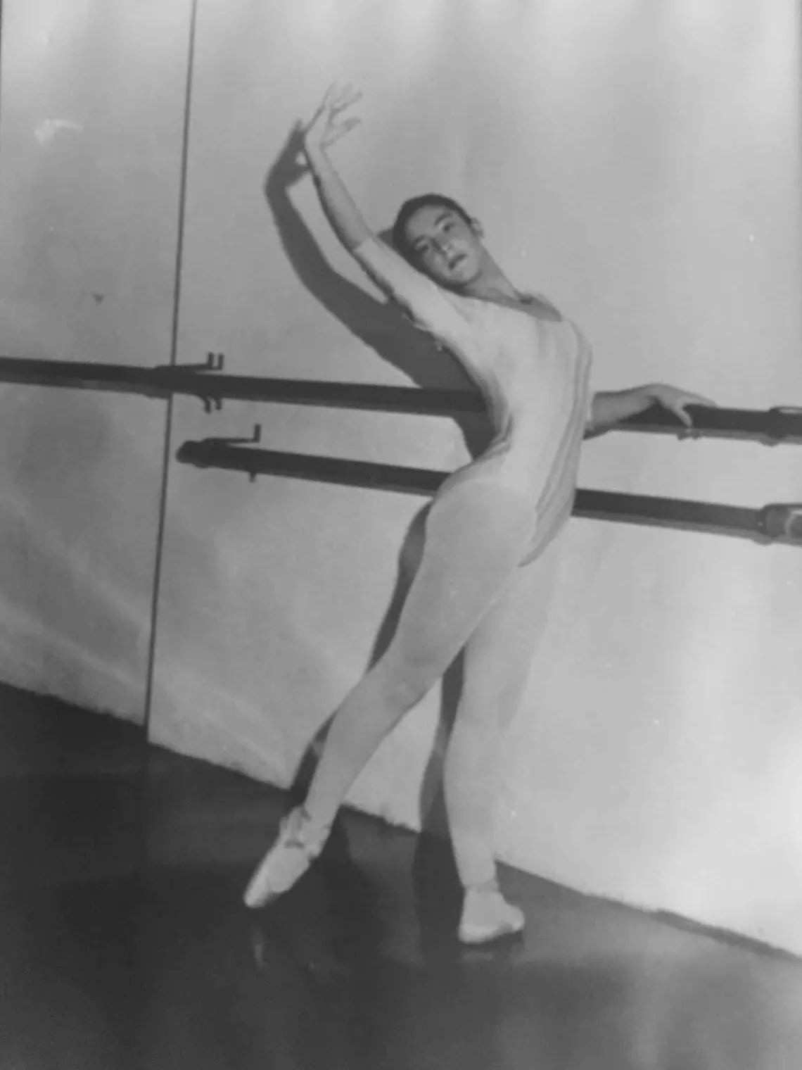 María Luisa als junge Balletttänzerin an der Stange